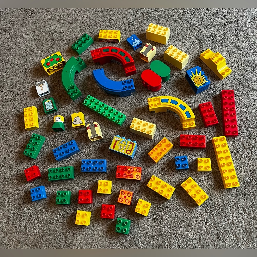 Vintage 1998 Lego Duplo Assortment of Pieces with Yellow Carrying Case - Picture 2 of 10